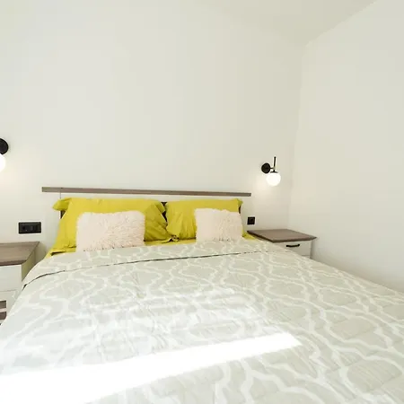 Modern With Swimming Pool Апартаменты
