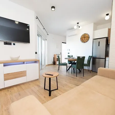 Modern With Swimming Pool Апартаменты *
