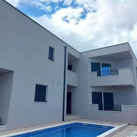 Apartment Modern With Swimming Pool