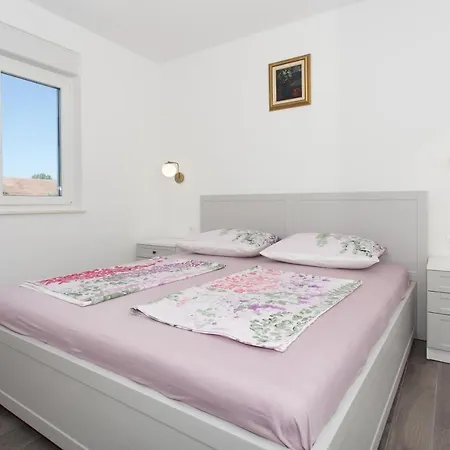 Modern With Swimming Pool Каштела