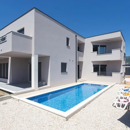 Modern With Swimming Pool *