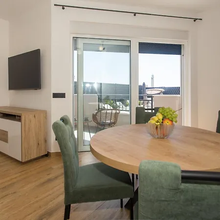 Modern With Swimming Pool Apartment