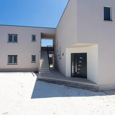 Апартаменты Modern With Swimming Pool Каштела
