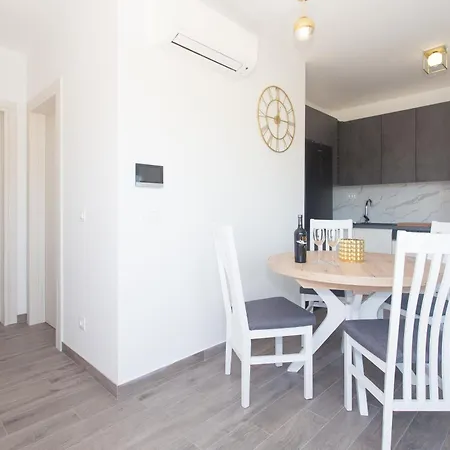Modern With Swimming Pool Apartment *