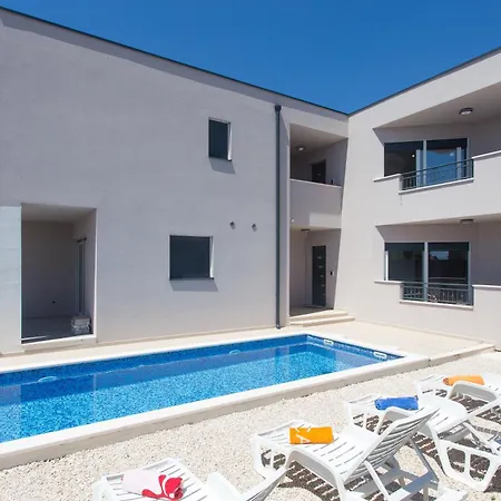 Апартаменты Modern With Swimming Pool Каштела