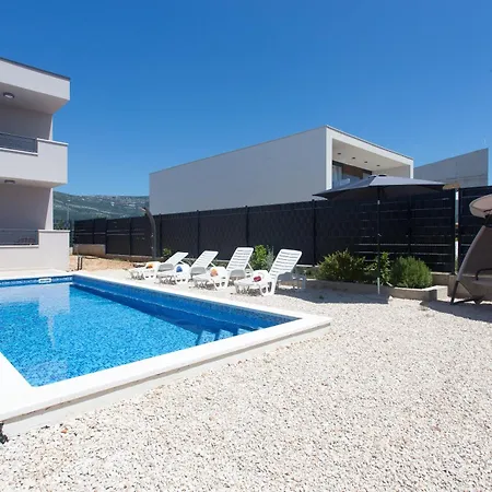 Modern With Swimming Pool Апартаменты *