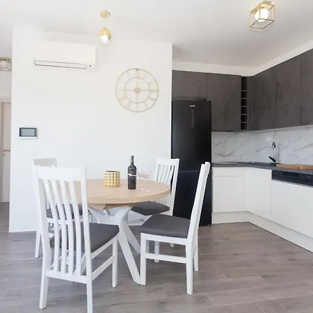 Апартаменты Modern With Swimming Pool Каштела